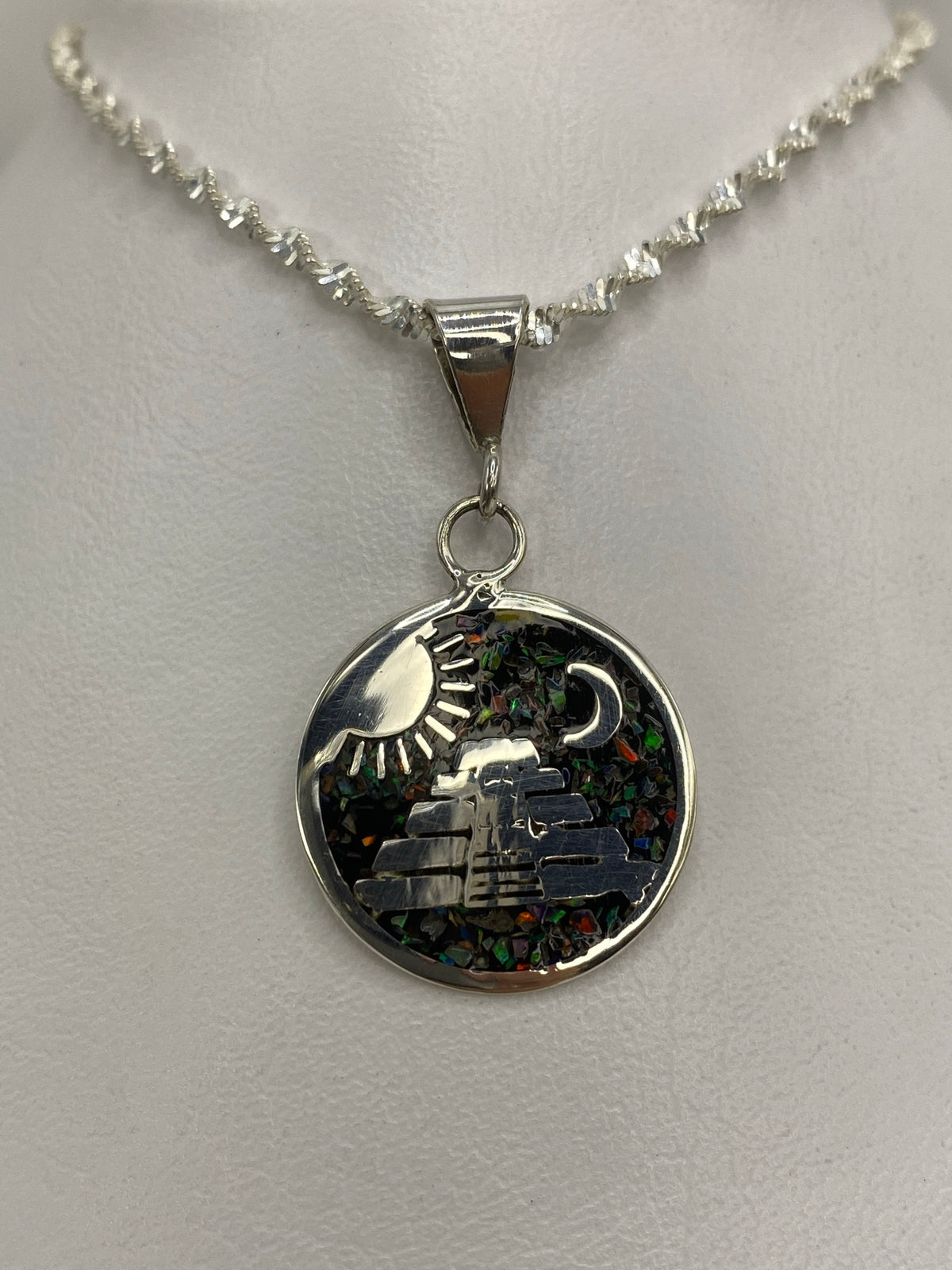 Dije de plata pirámide prehispánica con ópalo de fuego multicolor y luna