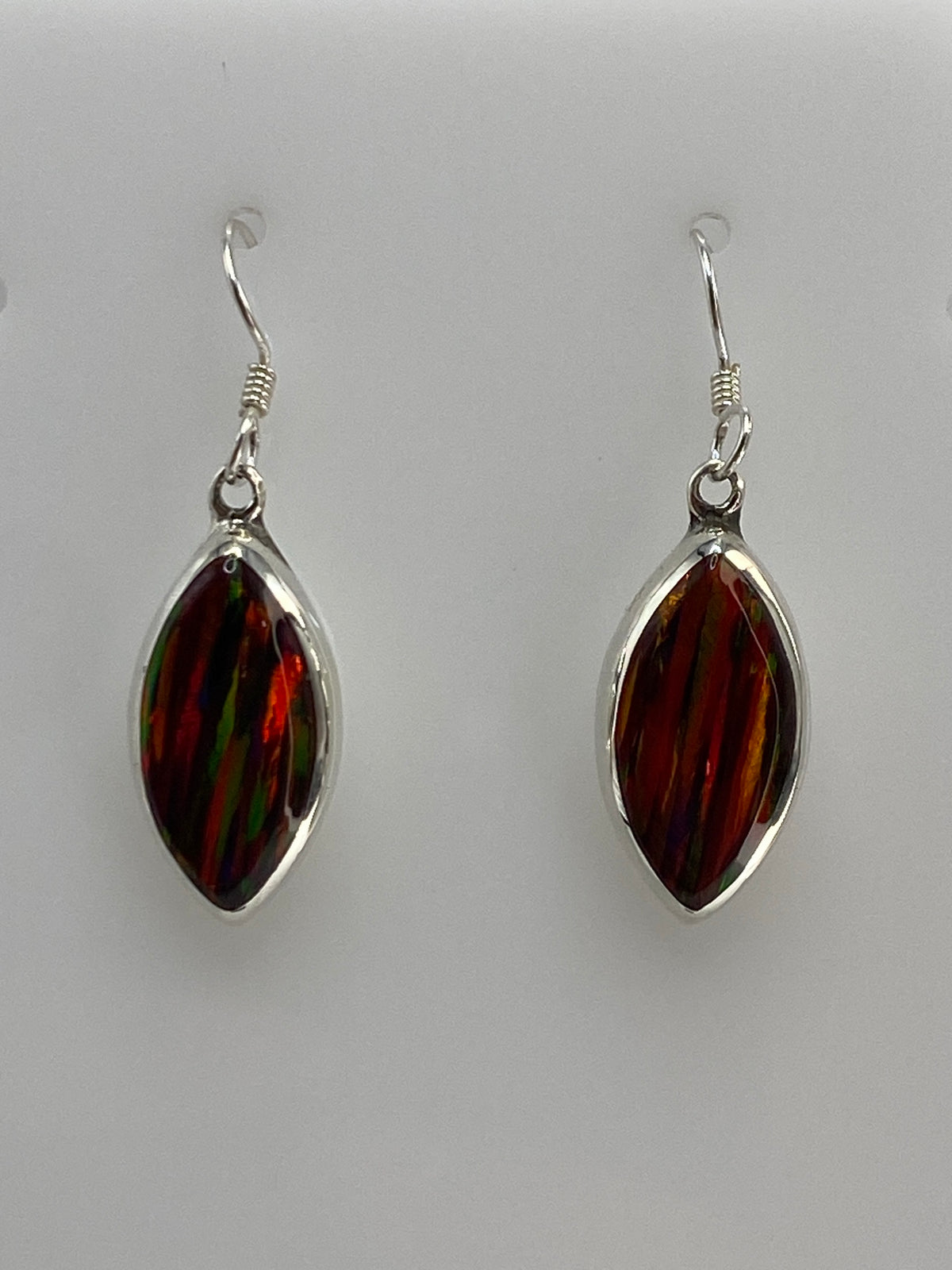 Par de aretes de plata 925 con ópalo de fuego multicolor en tonos rojo, naranja y verde