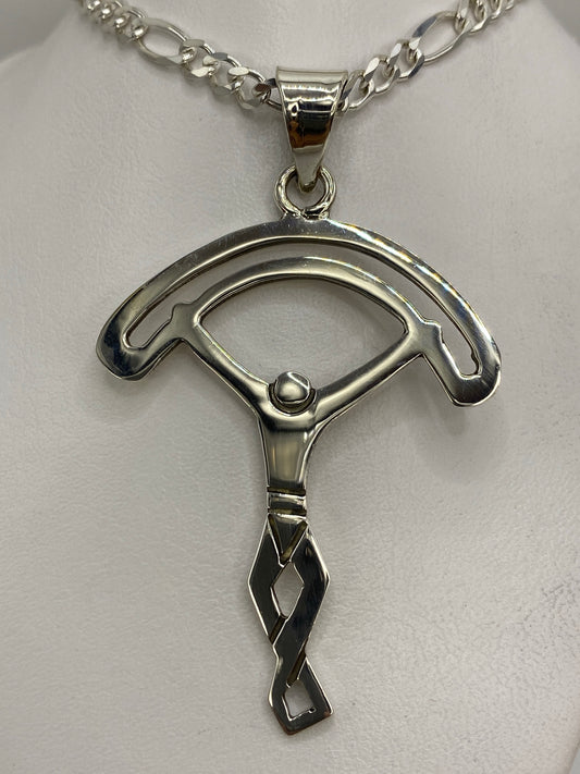 Dije de plata 925 en calado geométrico, 6.7 cm de largo, sobre cadena plateada