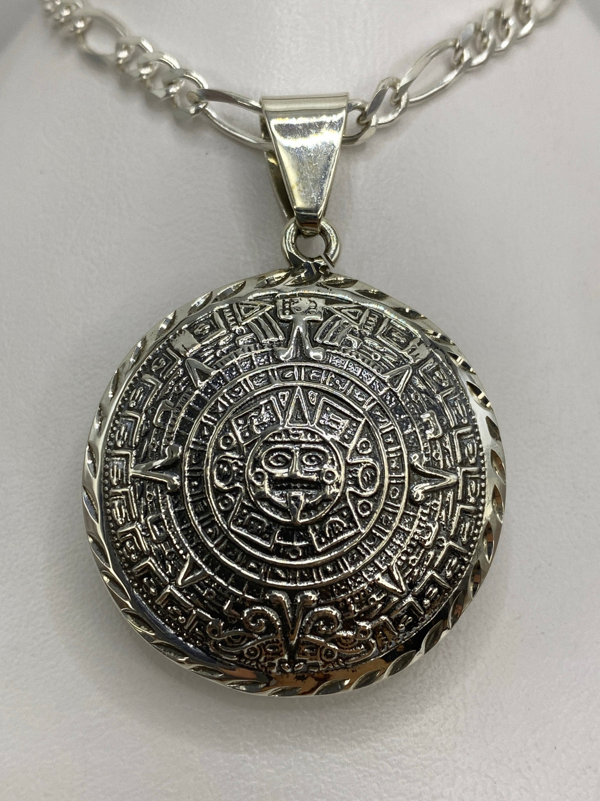 Dije de plata calendario azteca Taxco — vista frontal del calendario con glifos prehispánicos