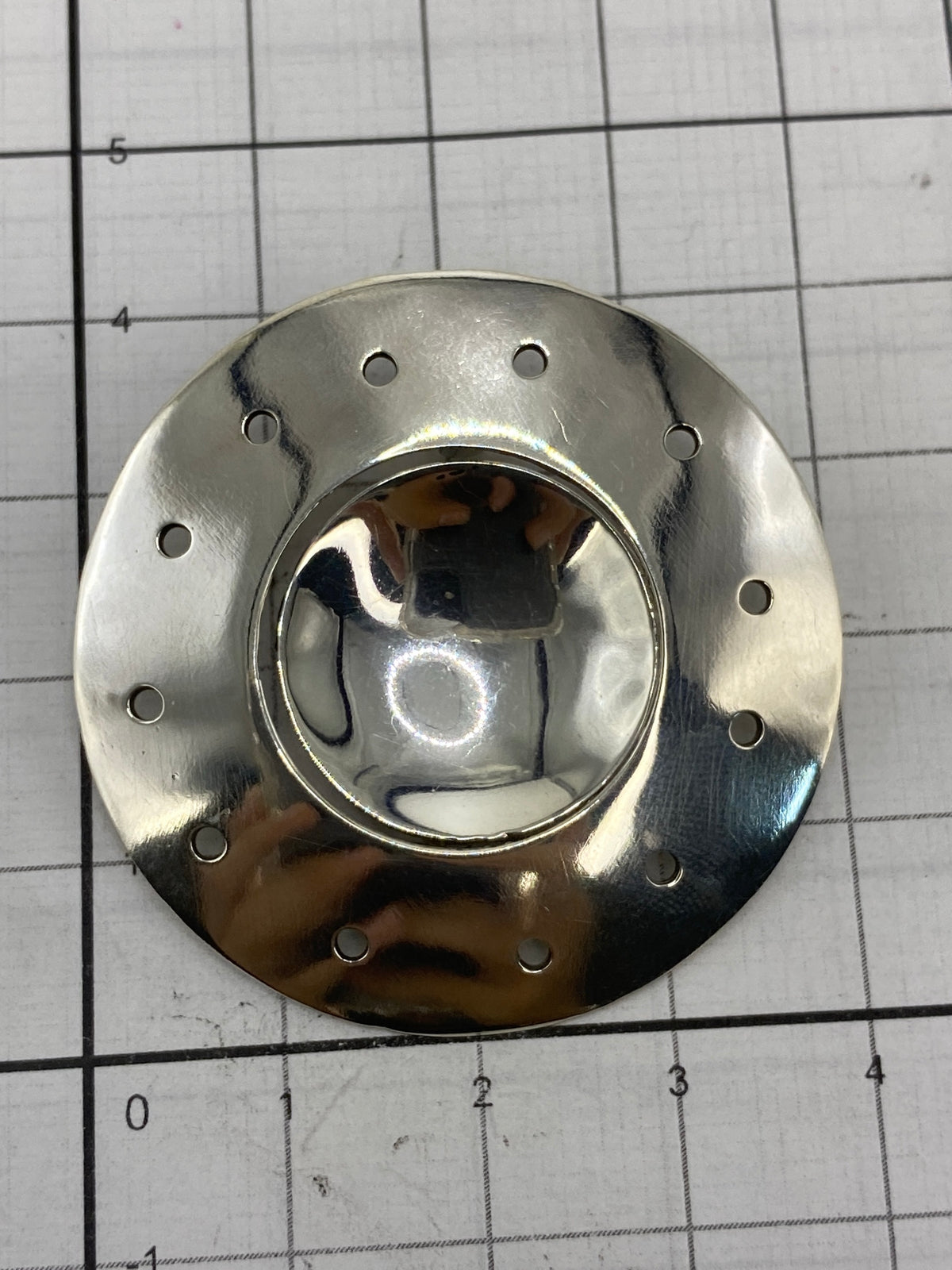 Dije de plata geométrico solo sin cadena, sobre fondo blanco
