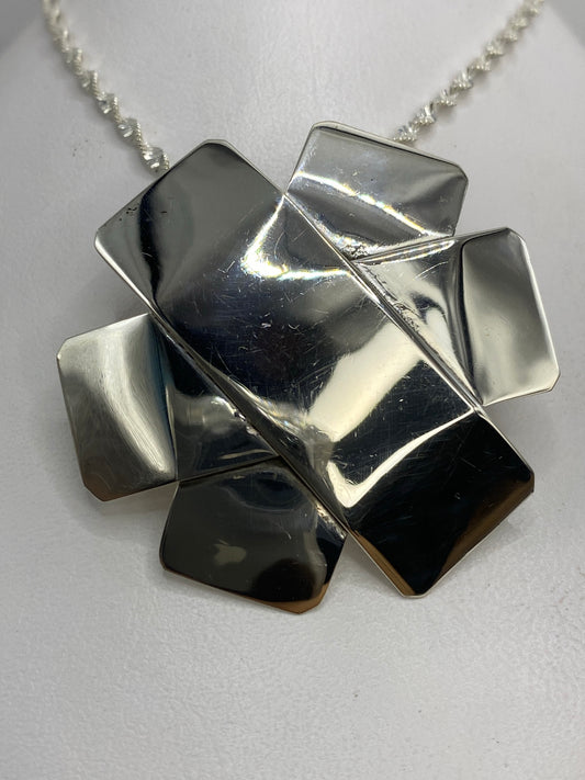 Dije de plata 925 en forma geométrica cuadrada, 4.2 cm, colgando de cadena plateada