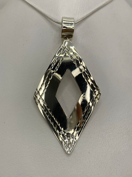 Dije de plata 925 calado con forma de diamante geométrico colgado en cadena de serpentín