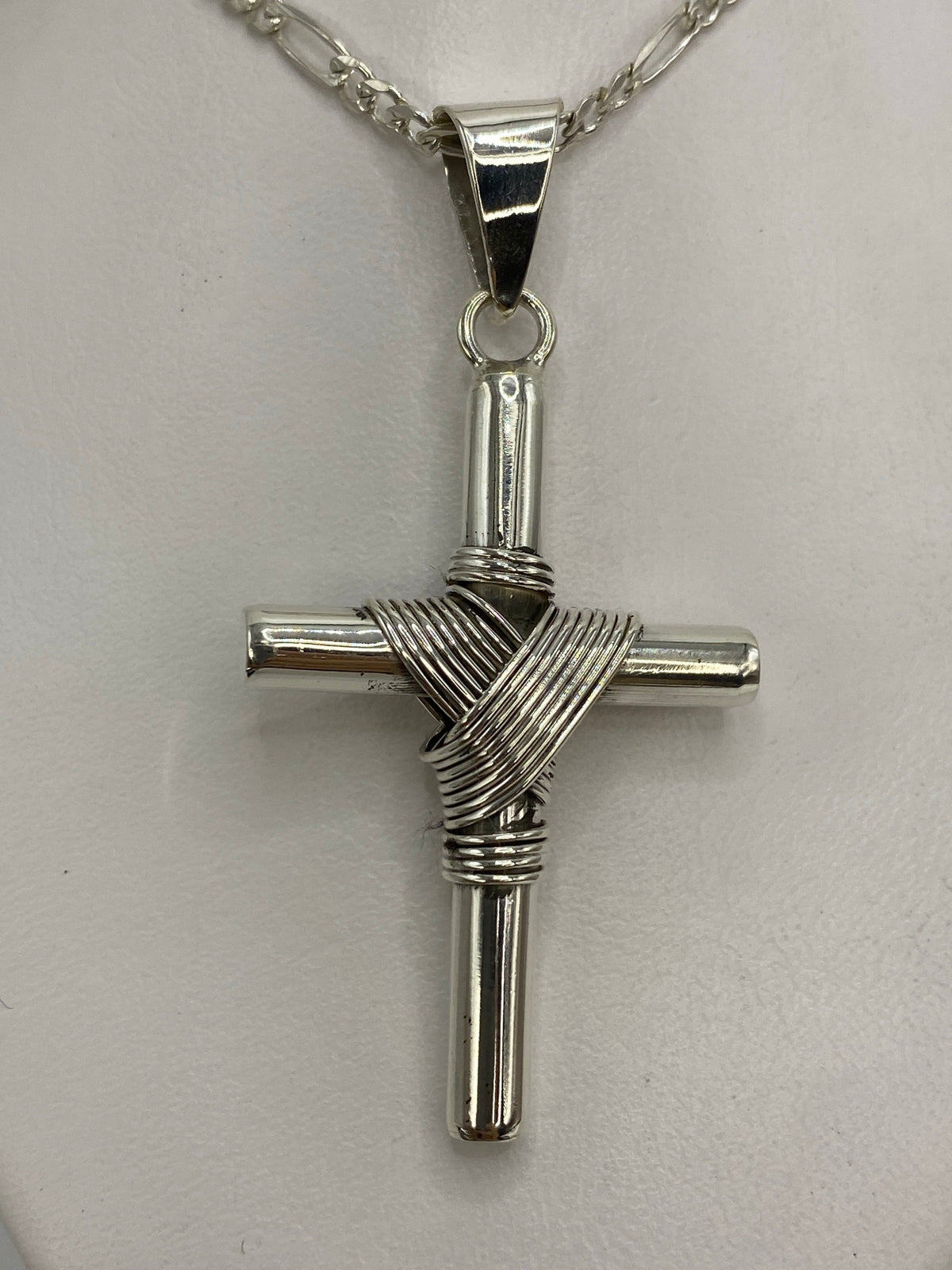 Dije cruz de plata 925 con técnica de hilos envueltos, colgante de 6.2 cm