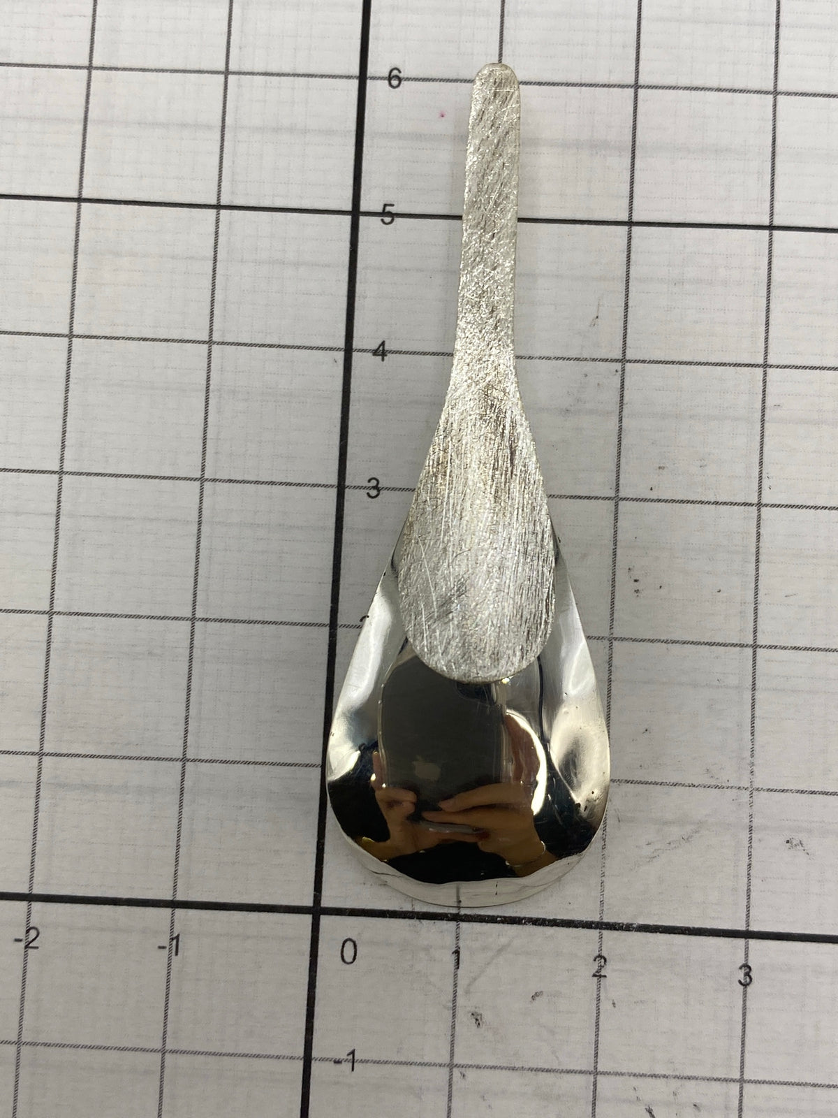 Dije de plata en balanza indicando peso de 4.6 gramos