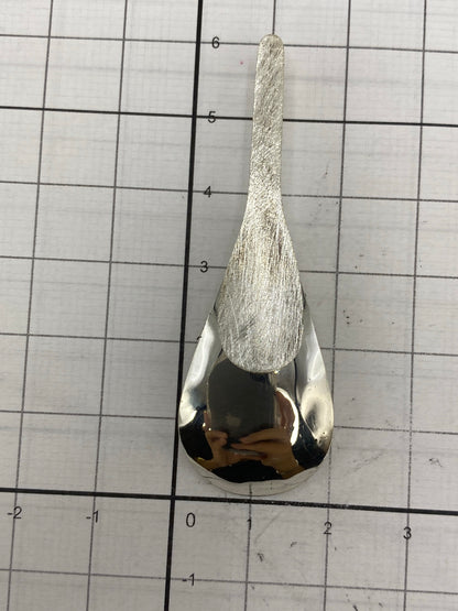 Dije de plata en balanza indicando peso de 4.6 gramos