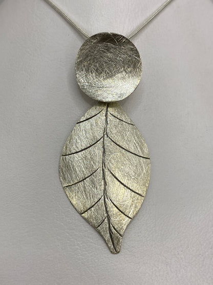 Dije de plata 925 con círculo superior y hoja grabada de Taxco, largo 5 cm