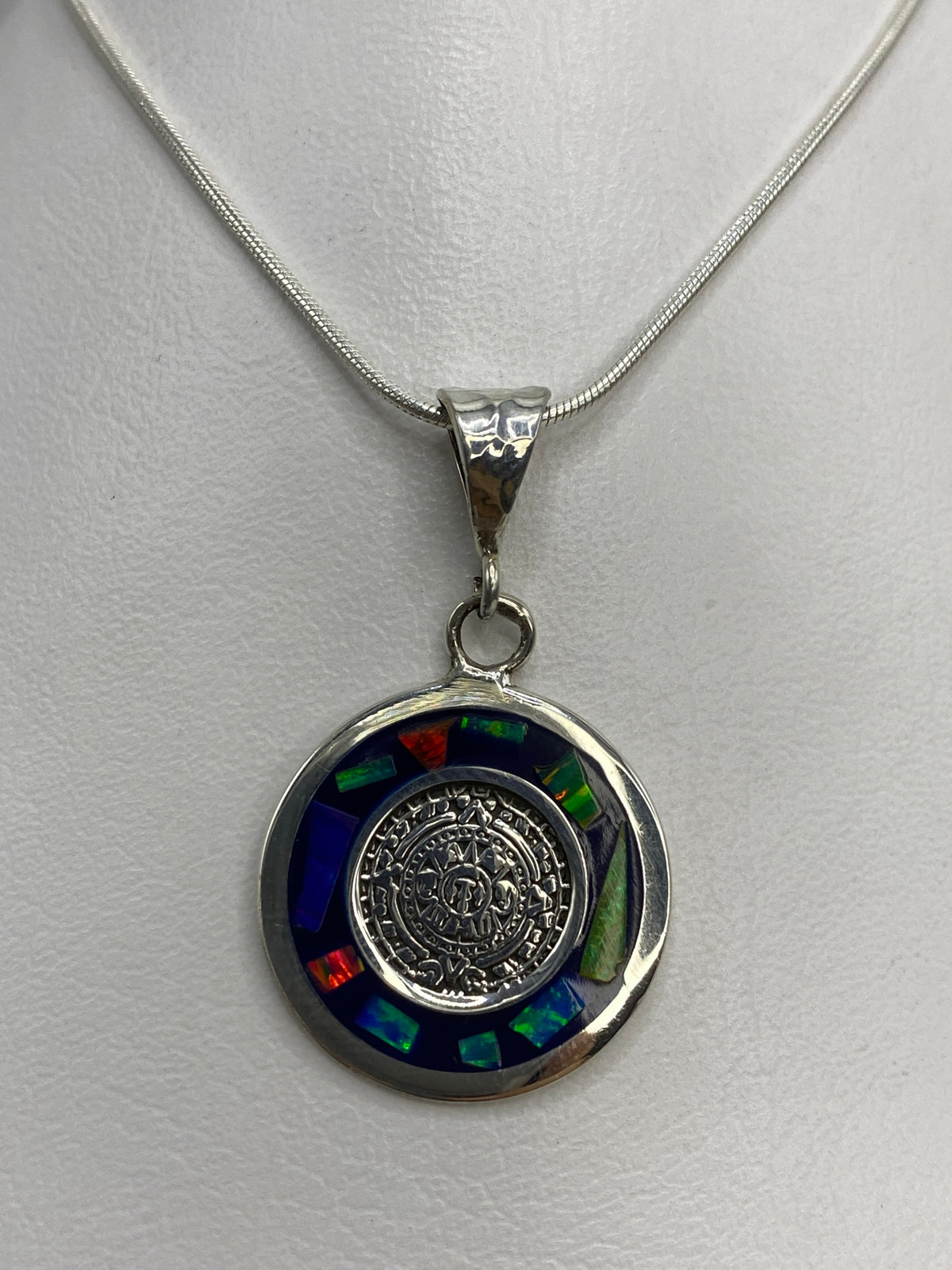 Dije de plata con Calendario Azteca en relieve y ópalo de Fuego multicolor