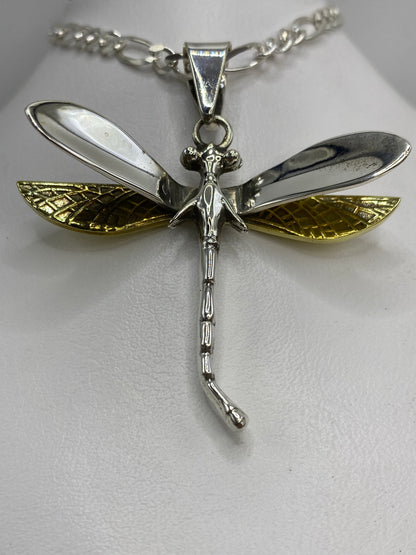 Detalle lateral del dije libélula mostrando el volumen repujado del cuerpo en plata Taxco