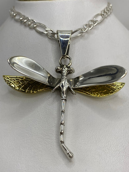 Libélula colgante en plata 925 sobre cadena Figaro plateada — vista frontal completa