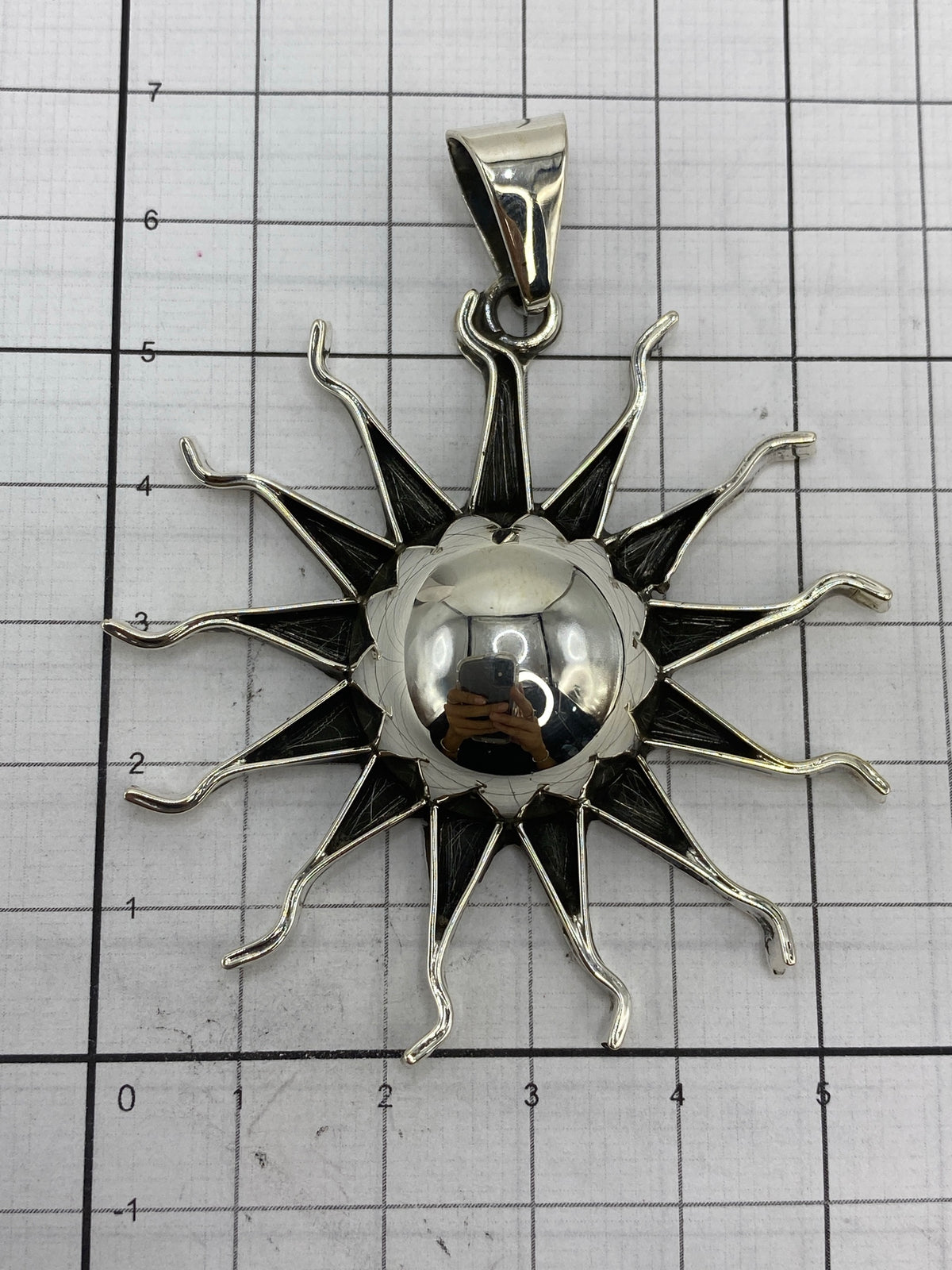 Dije sol en escala con regla, midiendo 6.5 cm de largo × 5.5 cm de ancho