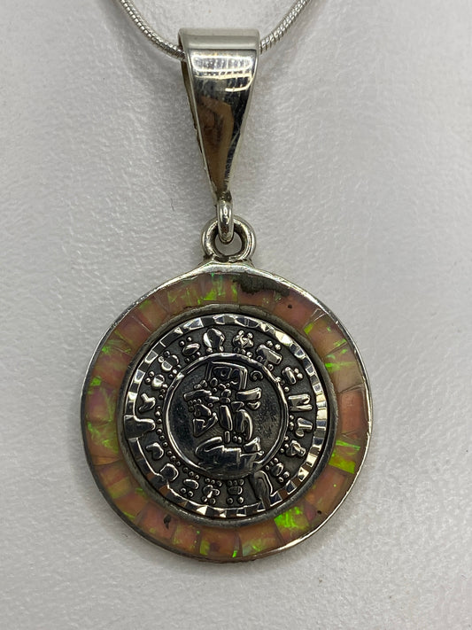 Dije de plata 950 con calendario azteca e incrustación de nácar iridiscente
