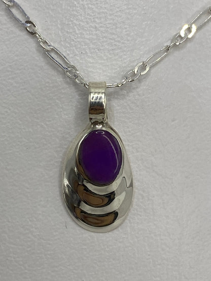 Dije de plata 925 con piedra morada engastada, largo 2 cm, sobre cadena delgada