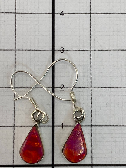 Par de aretes de plata 950 con gancho y ópalo de fuego rosa, vista frontal
