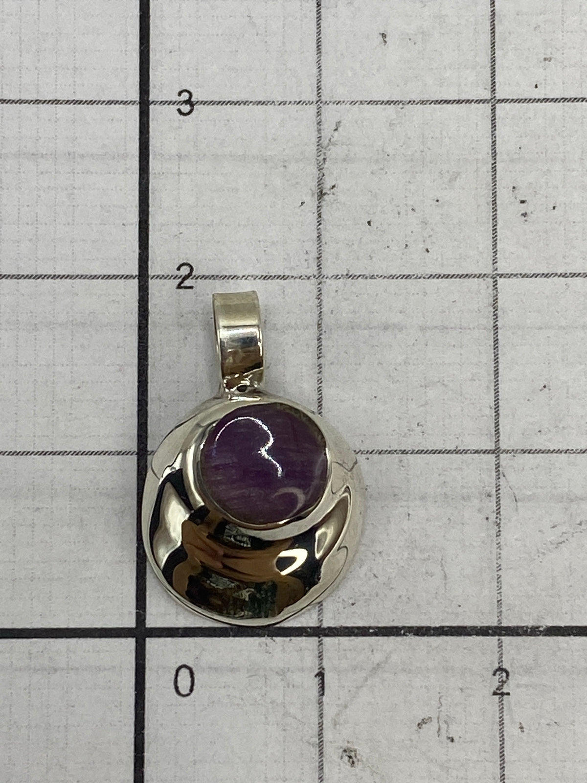 Reverso del dije mostrando el Quinto 925 y acabado liso