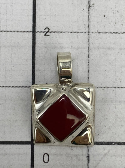 Dije de 1.7 cm con anilla para cadena, mostrando el Quinto 925 en la plata
