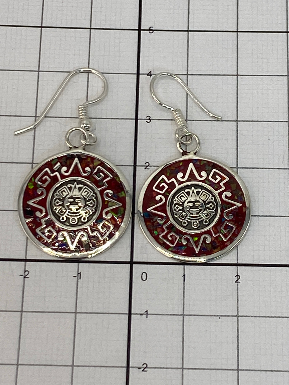 Aretes sobre fondo claro mostrando el sello MEXICO .925 en la base