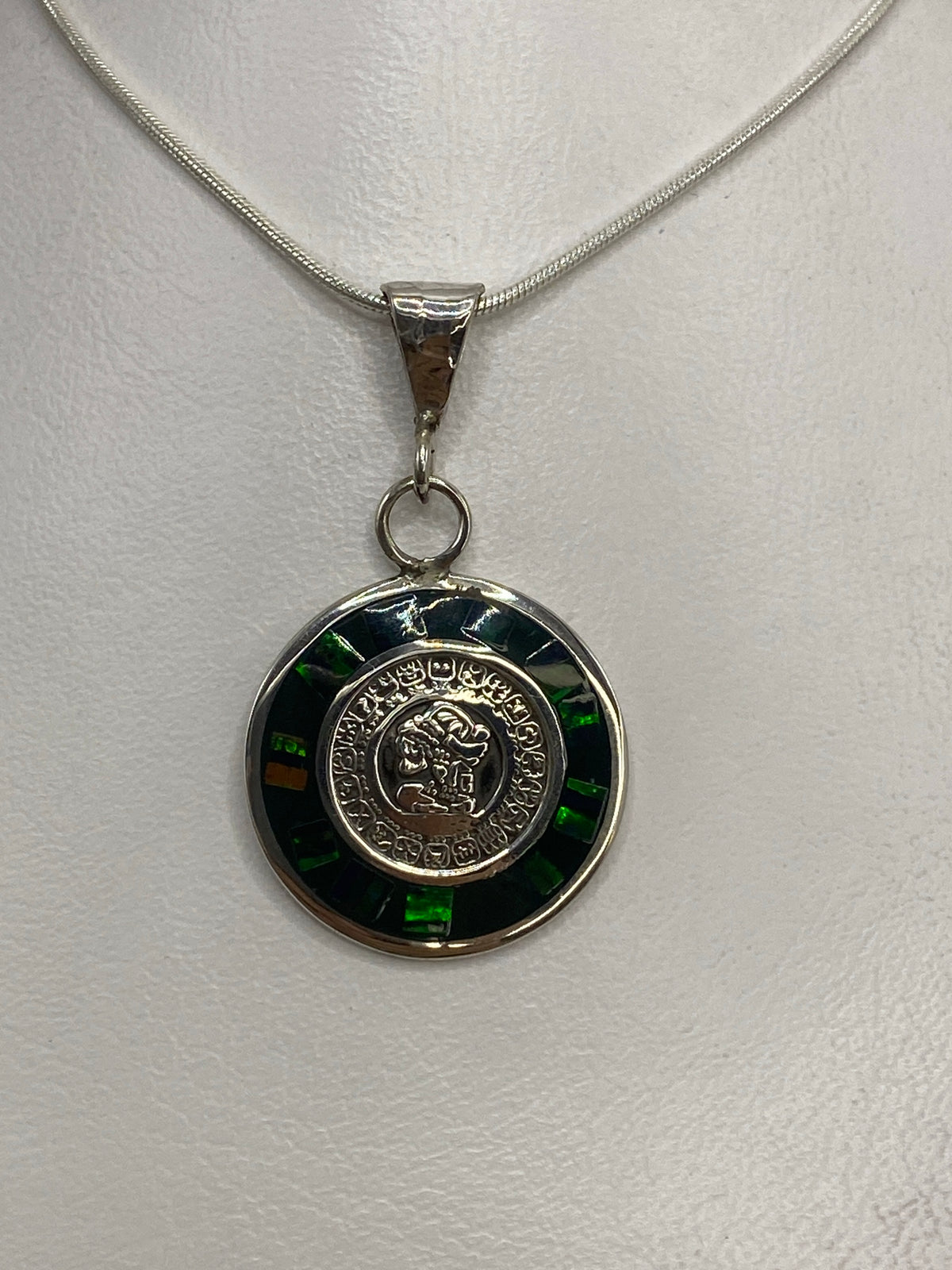 Dije de plata 925 con ópalo de Fuego verde limón y símbolo prehispánico, largo 3.5 cm