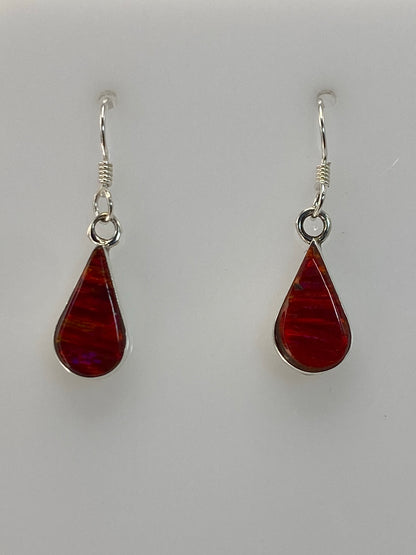 Detalle del ópalo de fuego mostrando destellos rojos, naranjas y verdes