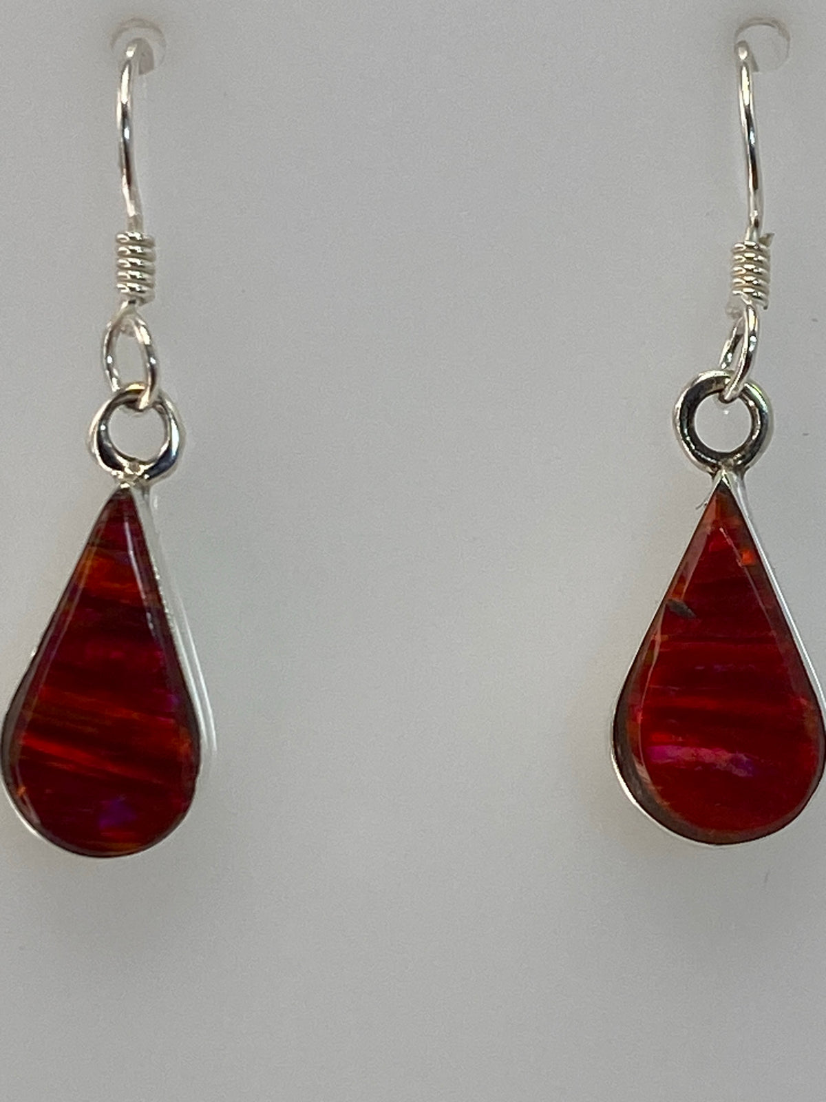 Aretes colocados en el oído mostrando el tamaño de 2.8 cm