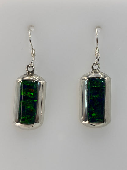 Par de aretes de plata con ópalo de fuego verde — 3 cm de largo, cuelgan delicadamente