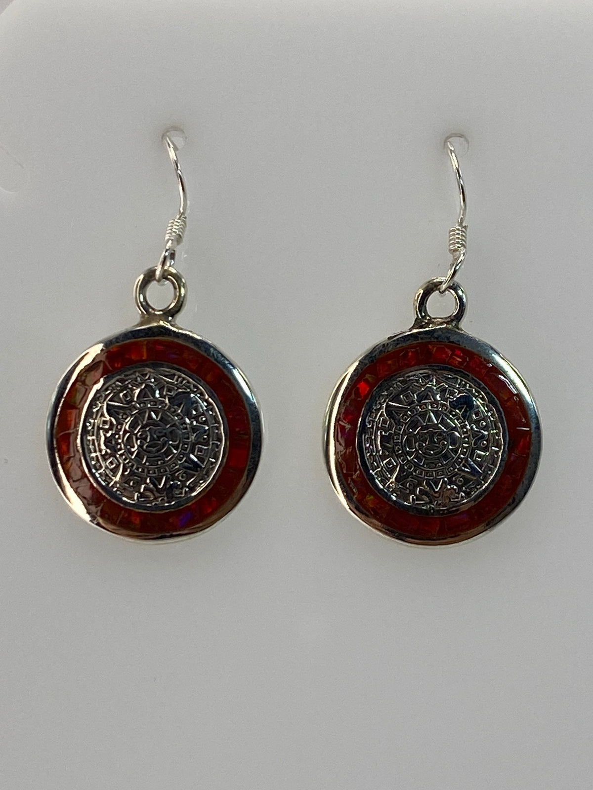 Aretes de plata con ópalo de fuego multicolor y diseño de calendarios prehispánicos