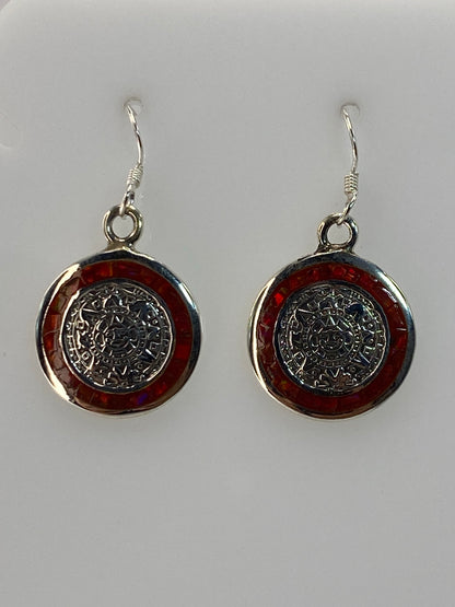 Aretes de plata con ópalo de fuego multicolor y diseño de calendarios prehispánicos