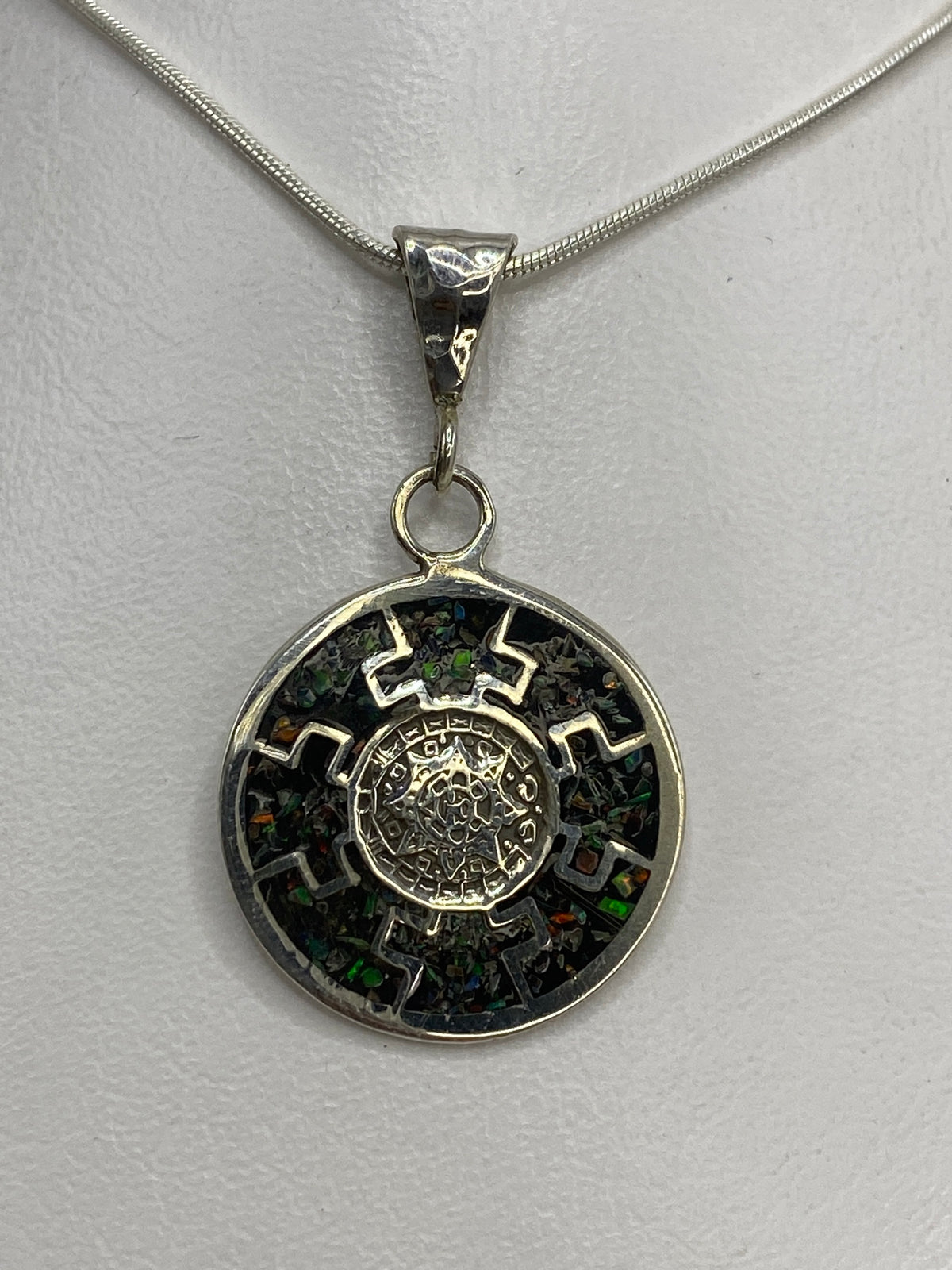 Dije de plata con ópalo de fuego multicolor y diseño del calendario mexica
