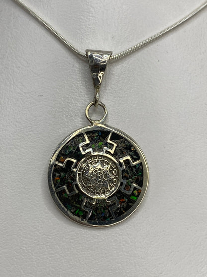 Dije de plata con ópalo de fuego multicolor y diseño del calendario mexica