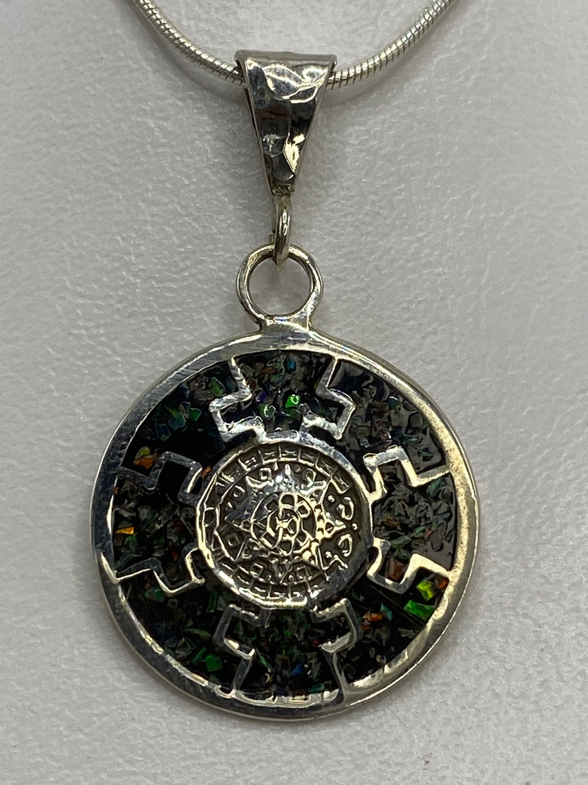 Reverso del dije mostrando el Quinto 925 y el acabado pulido