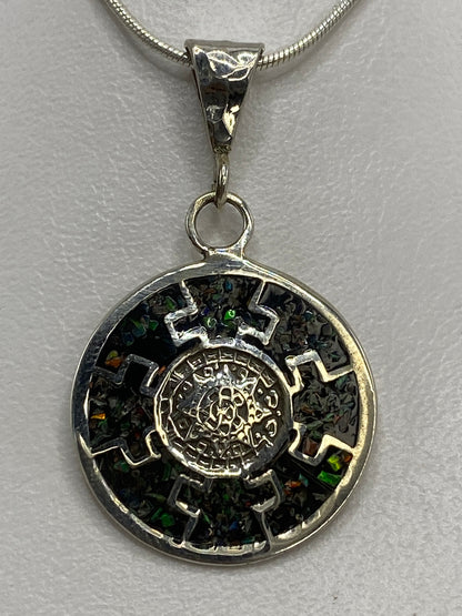 Reverso del dije mostrando el Quinto 925 y el acabado pulido