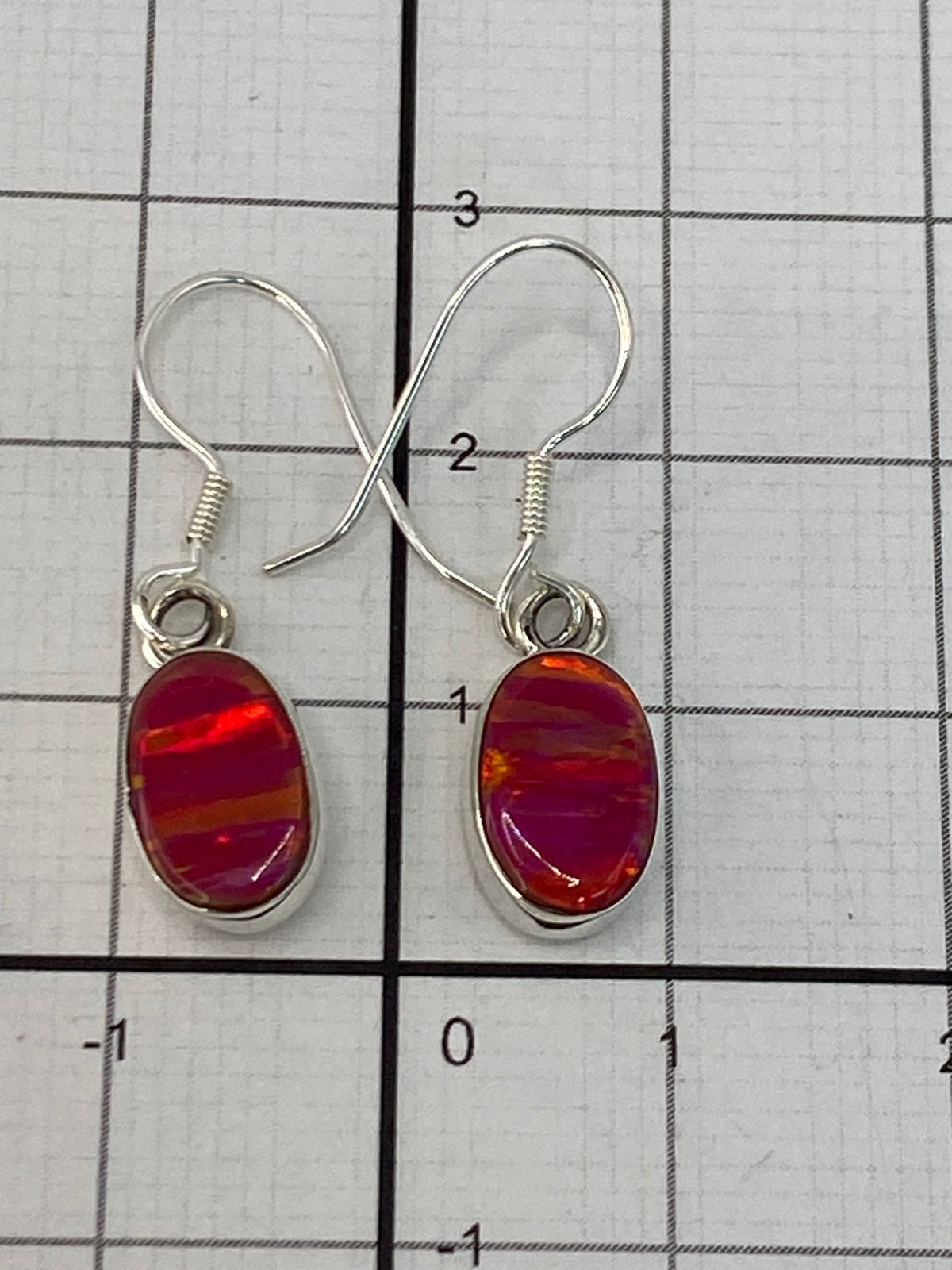 Medición de los aretes sobre regla: largo 2.9 cm