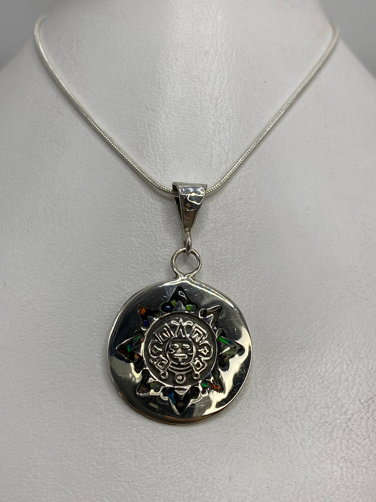 Detalle del Calendario Azteca grabado en plata 925 con incrustaciones de ópalo