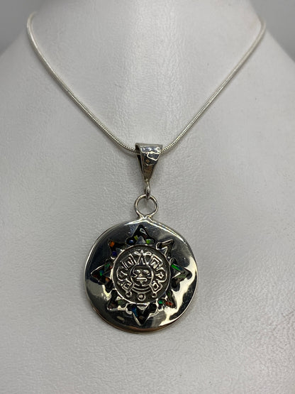 Detalle del Calendario Azteca grabado en plata 925 con incrustaciones de ópalo