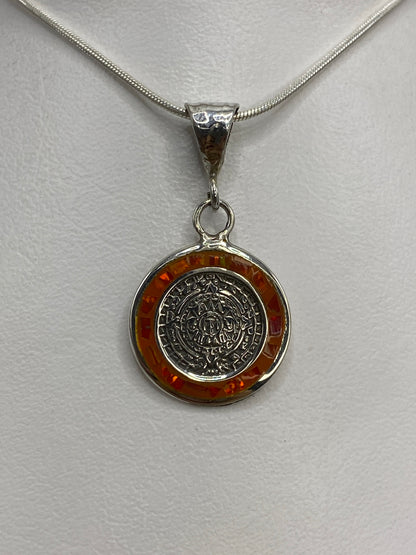 Dije de plata 925 con Calendario Azteca e Ópalo de Fuego naranja, colgando de cadena en el pecho