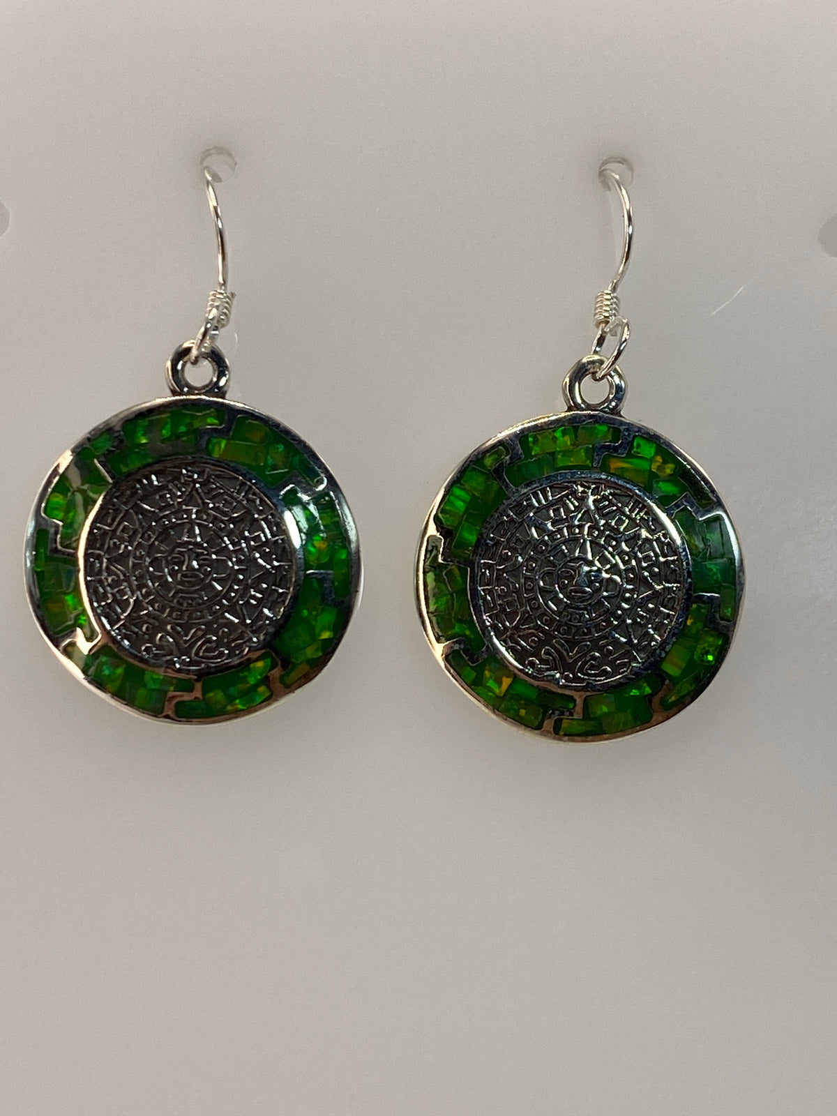 Par de aretes de plata 950 con ópalo de fuego verde limón en marco reticulado, vista frontal