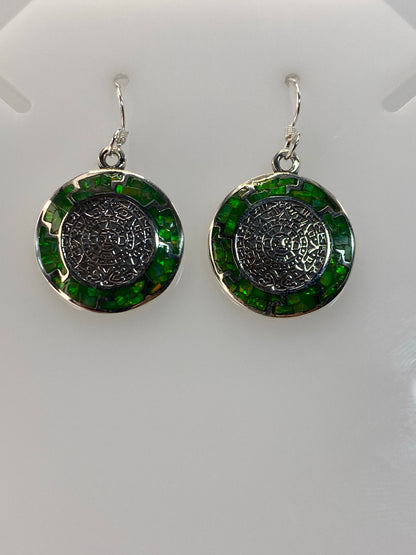 Aretes de ópalo engastados a mano, detalle del color verde limón bajo luz natural
