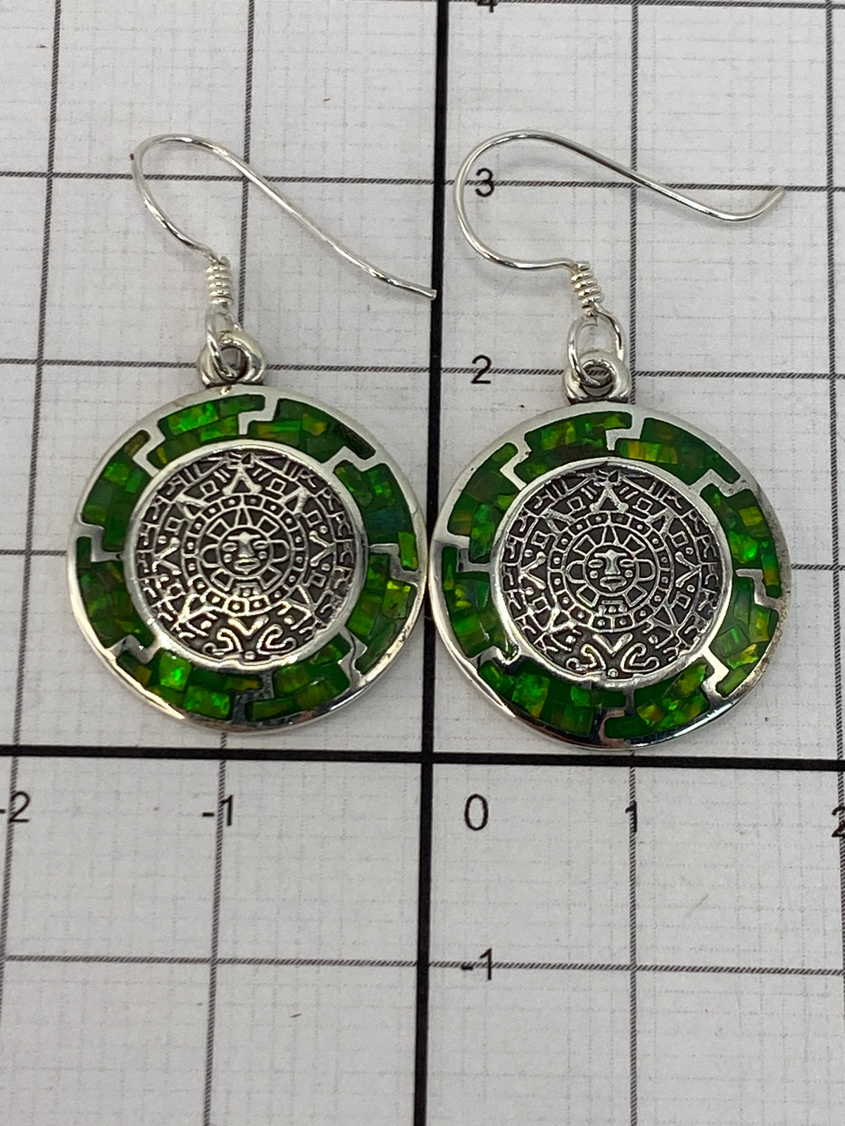 Reverso de los aretes con marca 950 y detalle del Quinto de Taxco
