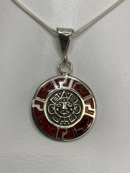 Dije de plata 925 con Calendario Azteca y ópalo de fuego rojo, colgado en cadena de plata