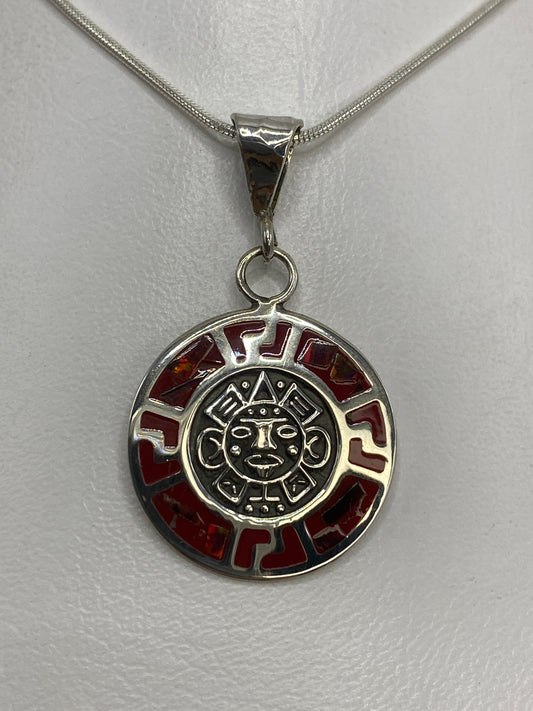 Dije de plata 925 con Calendario Azteca y ópalo de fuego rojo, colgado en cadena de plata