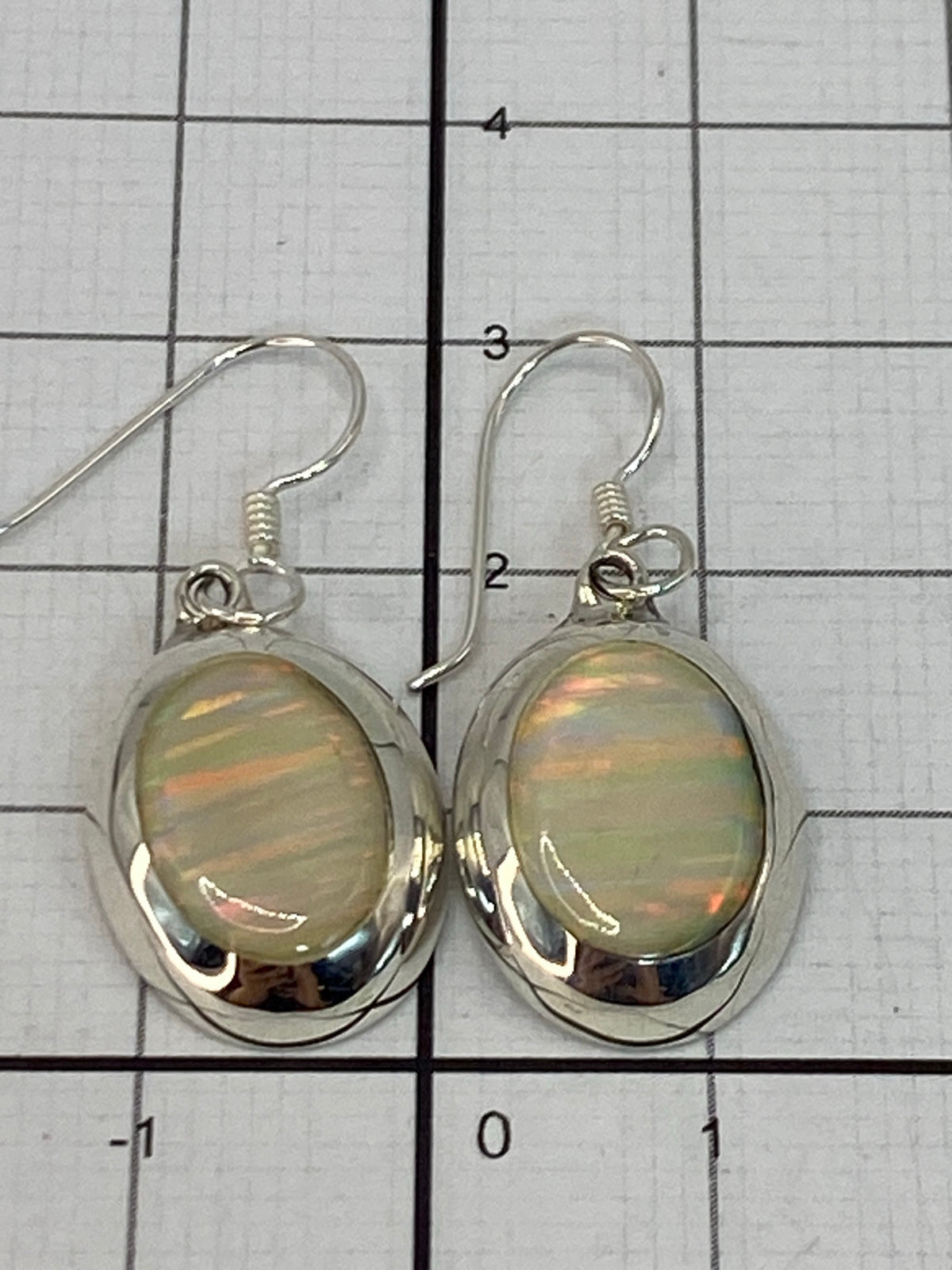 Aretes sobre fondo blanco con el Quinto 925 visible en la plata