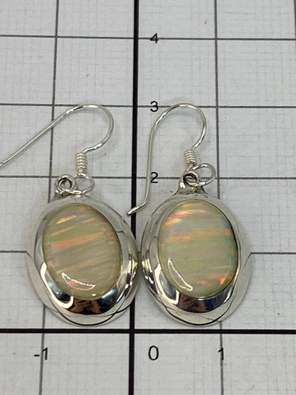 Aretes sobre fondo blanco con el Quinto 925 visible en la plata