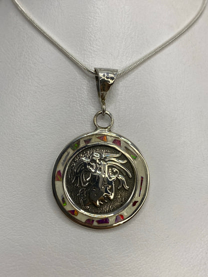 Dije de plata 925 con rostro prehispánico tallado e ópalo de fuego multicolor, colgado en cadena de plata