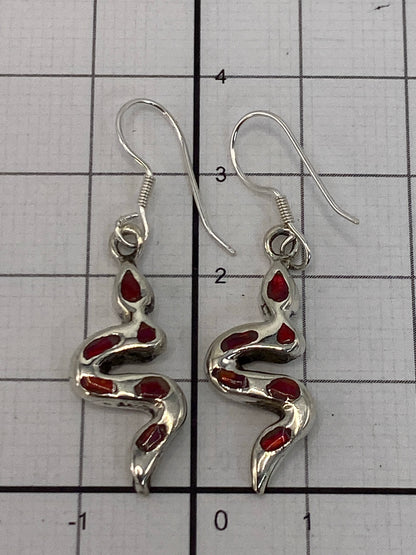 Aretes en la mano mostrando el largo de 3.5 cm y el peso ligero