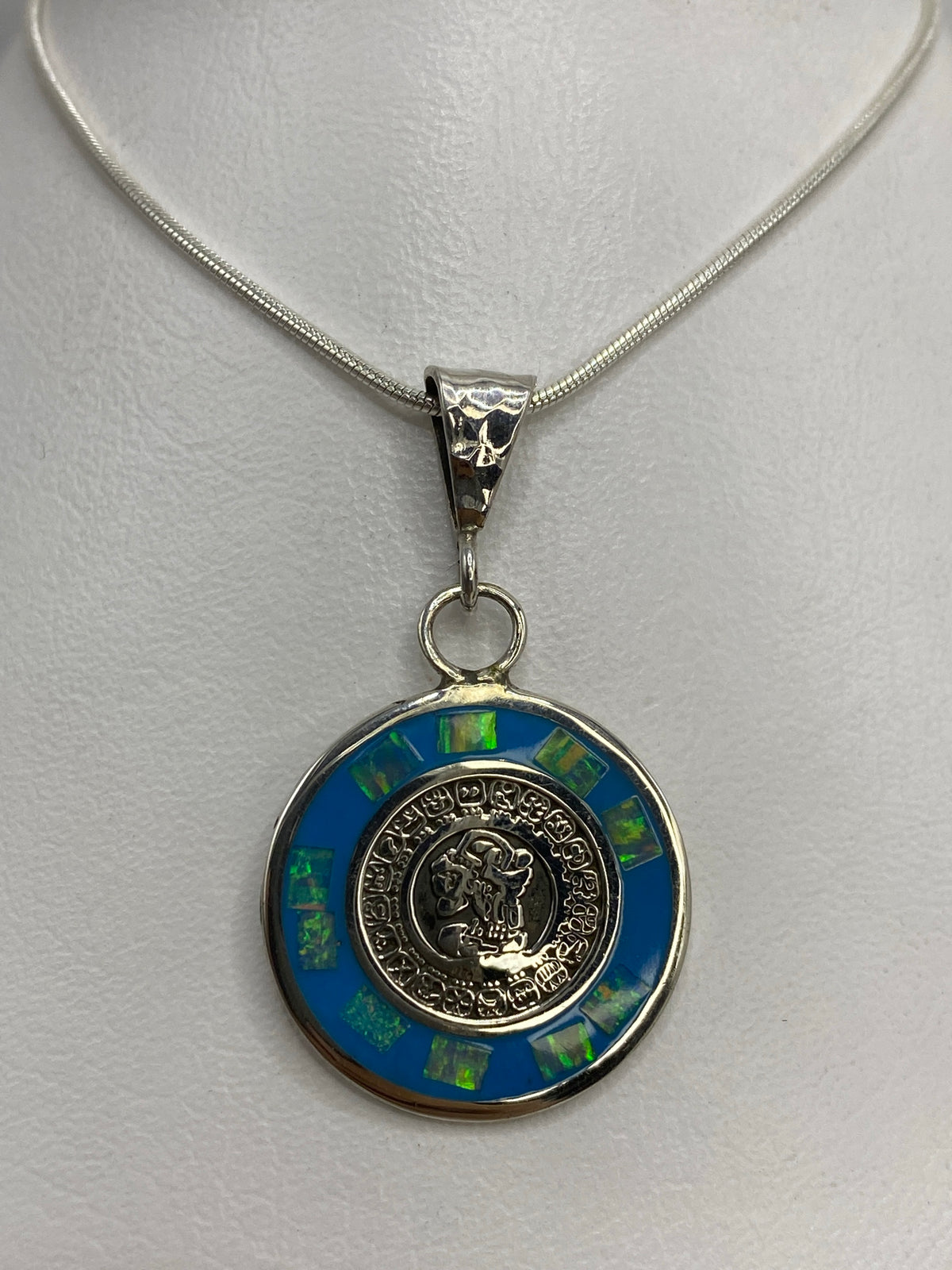 Dije de plata prehispánico con ópalo de fuego multicolor colgado en cadena