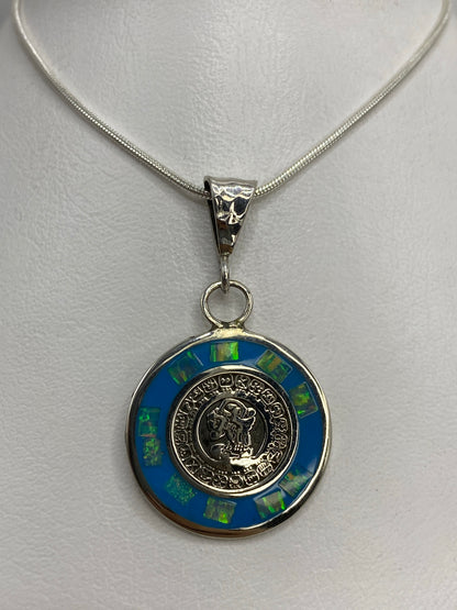 Dije de plata prehispánico con ópalo de fuego multicolor colgado en cadena