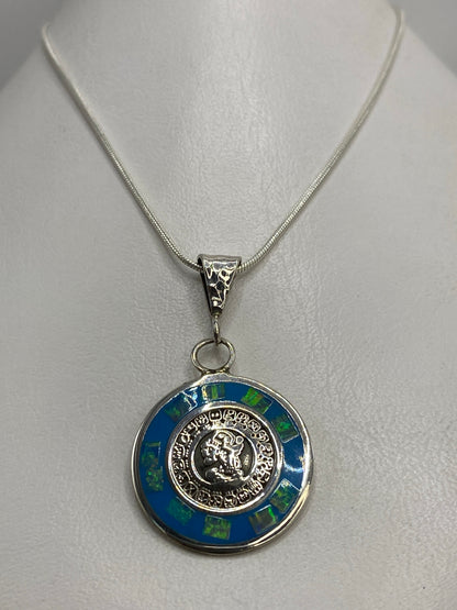 Detalle del calendario asteca grabado en plata 925 con ópalo de fuego