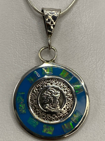 Ópalo de fuego multicolor con tonos verdes, azules y dorados en engaste de plata
