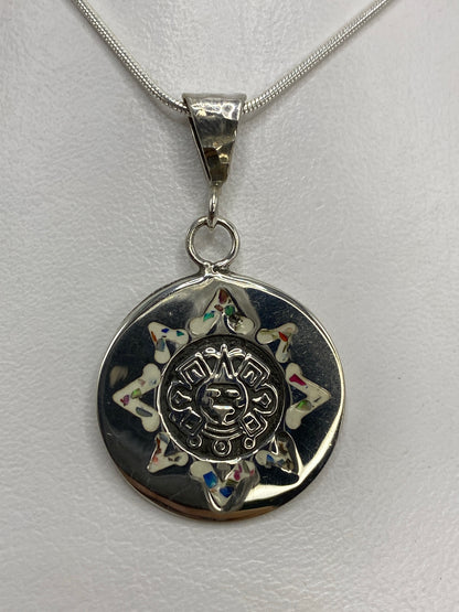 Dije de plata con ópalo de fuego multicolor en diseño del sol azteca rodeado de cuatro jaguares
