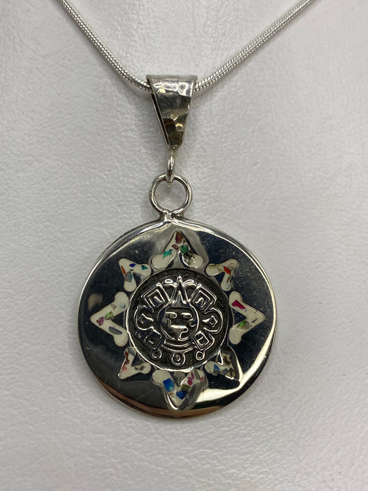Dije de plata con ópalo de fuego multicolor en diseño del sol azteca rodeado de cuatro jaguares